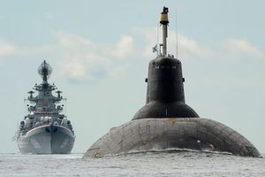 [Video] Tàu ngầm lớn nhất thế giới của Nga lừng lững vào căn cứ