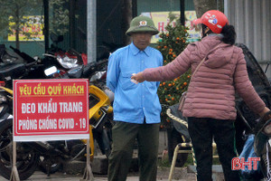 Nhiều người dân ở 2 đô thị lớn của Hà Tĩnh vẫn “quên” đeo khẩu trang nơi công cộng