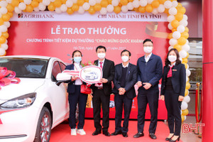 Agribank Chi nhánh tỉnh Hà Tĩnh trao ô tô Mazda2 cho khách hàng trúng thưởng