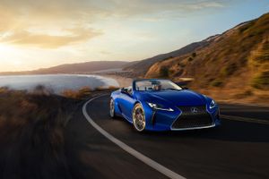 Chiếc mui trần Lexus LC500 2021 đầu tiên trên thế giới có giá 2 triệu USD