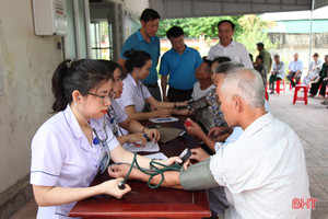 Khám, cấp phát thuốc cho cựu thanh niên xung phong, thương bệnh binh Hà Tĩnh