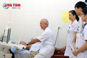 Chuyên gia sản phụ khoa của Pháp khám, điều trị tại BVĐK Hà Tĩnh