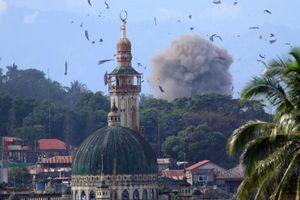 Cảnh quân đội Philippines dội bom thành phố Marawi vào top ảnh tuần