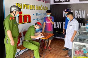 Công an TP Hà Tĩnh xử phạt 71 trường hợp không đeo khẩu trang nơi công cộng