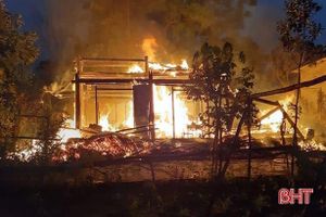 "Bà hỏa" thiêu rụi nhà hộ nghèo ở Hương Bình