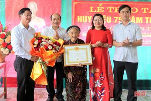 Trao tặng Huy hiệu 75 năm tuổi Đảng cho đảng viên ở Thạch Hà