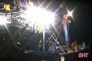 Biên phòng Hà Tĩnh trắng đêm cứu ngư dân Nghệ An gặp nạn trên biển