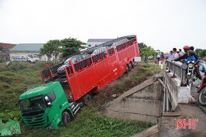 Tránh xe máy, xe đầu kéo đâm gãy cột điện rồi lao xuống chân cầu ở Hà Tĩnh