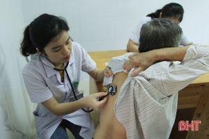 Khám, cấp thuốc miễn phí cho các đối tượng chính sách ở Nghi Xuân, Hương Khê