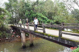 Qua cầu Ông Thộ, sợ ngã sông sâu...