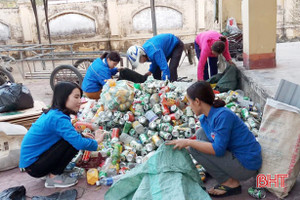 Đoàn viên thanh niên Thạch Hà bán ve chai gây quỹ nhân ái