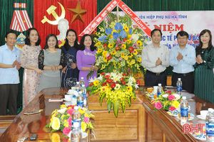 Lãnh đạo Hà Tĩnh tặng hoa chúc mừng cán bộ, hội viên phụ nữ