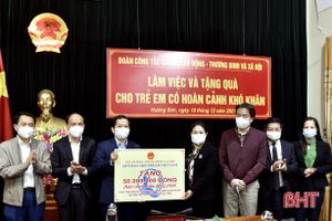 Thứ trưởng Bộ LĐ-TB&XH tặng quà cho trẻ em đặc biệt khó khăn ở Hương Sơn