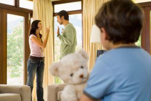 4 điều bố mẹ nên tránh làm trước mặt con
