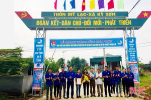 Thanh niên Kỳ Sơn quyên góp 60 triệu đồng xây dựng cổng làng