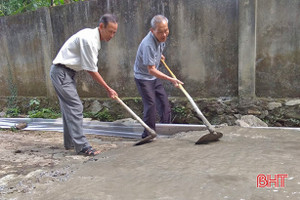 Cựu thiếu tá quân đội tuổi 80 vẫn hết lòng với việc làng, việc xã