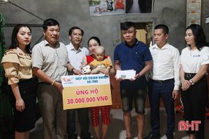 Hiệp hội Doanh nghiệp Hà Tĩnh trao 30 triệu cho bé trai mắc ung thư “kép”