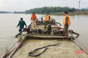 Bắt quả tang sà lan "móc" cát trên sông Ngàn Phố