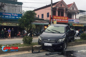 Xe tải đâm Toyota Altis bay lên giải phân cách trên QL 1A