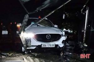 Mazda CX5 kéo lê xe máy tông sập ki-ốt bên đường, 1 người tử vong