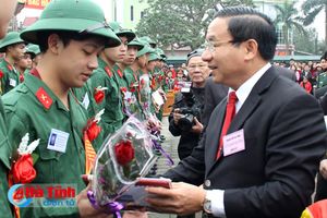 Hà Tĩnh sôi nổi giao quân, tiễn 1.052 tân binh lên đường làm nhiệm vụ