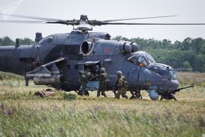[Photo] Trực thăng chiến đấu đa dụng Mi-35M của Nga diễn tập đổ bộ đột xuất