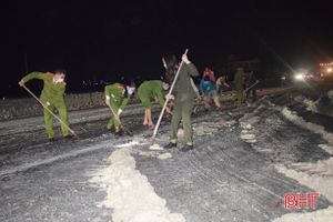 Hàng tấn bã bia rơi vãi trên QL 1A qua Hà Tĩnh trong đêm