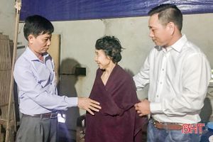 Hội Doanh nhân trẻ Hà Tĩnh tặng quà nạn nhân chất độc da cam