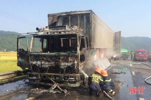 Xe tải đông lạnh biển Lào bốc cháy trơ đầu trên đường tránh 1A
