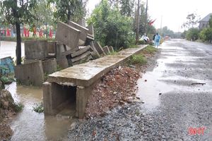 Mương thoát nước quá cao, một thôn ở Lộc Hà hễ mưa là ngập