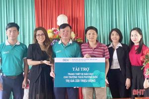 BIDV Nam Hà Tĩnh trao thiết bị trị giá 220 triệu đồng cho trường học ở Hương Khê