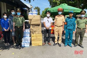 Người dân TP Hà Tĩnh trao vật phẩm tiếp thêm sức mạnh chống dịch cho các lực lượng