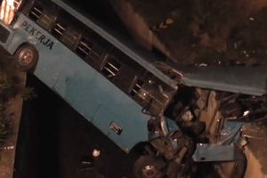 Xe buýt chở công nhân lao xuống mương nước ở Malaysia, 11 người thiệt mạng
