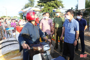 Định kỳ xét nghiệm sàng lọc COVID-19 cho các tiểu thương tại cảng cá, bến cá ở Hà Tĩnh