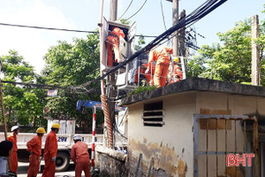 Cháy rừng dai dẳng, Điện lực Nghi Xuân sẵn sàng phương án xử lý sự cố