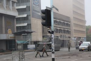 Quân đội Zimbabwe giam giữ tổng thống, phu nhân và kiểm soát thủ đô