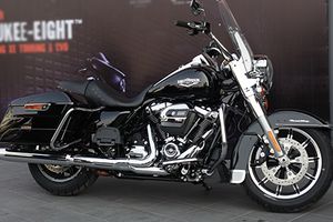 Harley-Davidson Road King 2017 giá từ 1,1 tỷ đồng