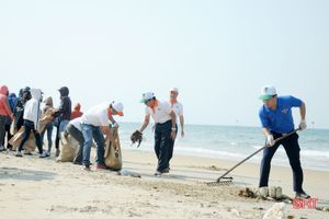 Gần 1.000 cán bộ, chiến sỹ, ĐVTN Hà Tĩnh tham gia làm sạch biển