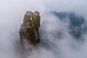Ấn tượng ngôi đền nằm cheo leo trên đỉnh núi đá giữa muôn trùng mây