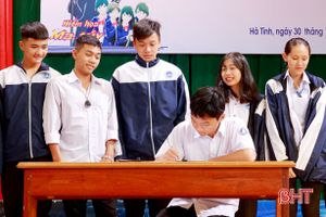 Hơn 300 học sinh Đại học Hà Tĩnh cam kết phòng chống ma túy