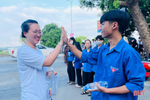 Thí sinh Hà Tĩnh chúc nhau “khoanh đúng” bài thi môn Toán