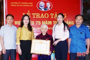 Hương Khê trao 124 Huy hiệu Đảng dịp sinh nhật Bác