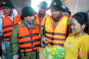 Bí thư Tỉnh ủy chỉ đạo ứng cứu mưa lụt, động viên người dân vùng "rốn lũ" Hương Khê
