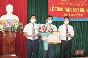 1.621 đảng viên ở Hà Tĩnh được trao Huy hiệu Đảng nhân dịp Quốc khánh 2/9