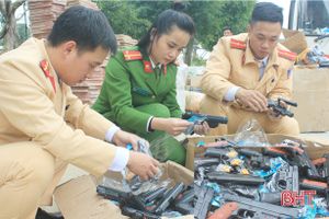 Bắt xe khách chở 124 khẩu súng bắn đạn nhựa trên tuyến tránh TP Hà Tĩnh
