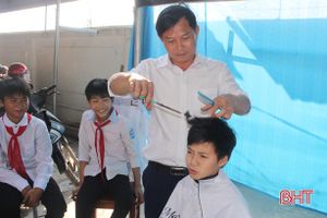 Tiệm cắt tóc “không đồng” cho học sinh ở Lộc Hà mở cửa “đón khách”