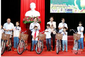 100 xe đạp "tiếp sức đến trường" cho học sinh nghèo Cẩm Xuyên
