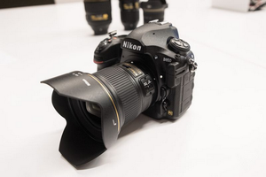 Nikon ra "quái vật" D850 giá gần 3.300 USD