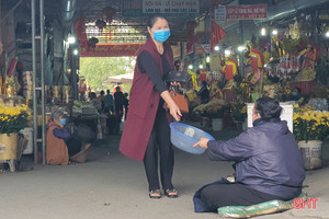 Những hình ảnh “không đẹp” tại đền Chợ Củi