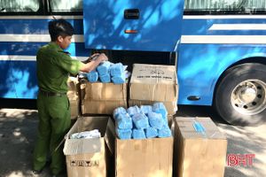 Hà Tĩnh bắt ô tô vận chuyển 72.000 khẩu trang y tế không rõ nguồn gốc